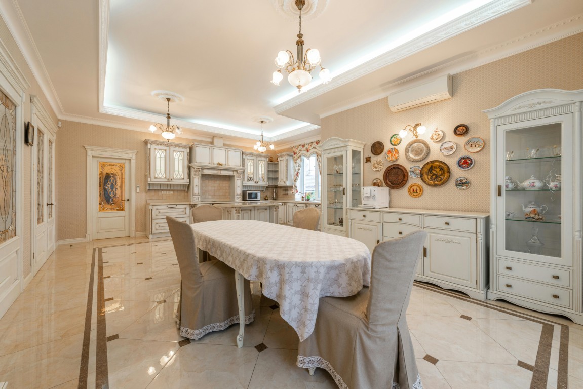 Exclusive Lakefront Mansion